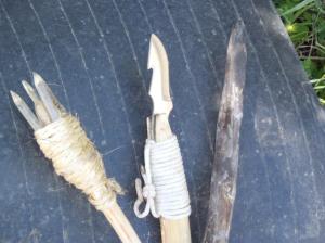 Puntas de lanza; tridente, cuchillo y madera quemada